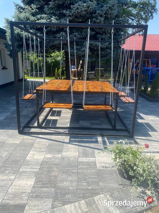 Stół ogrodowy z podwieszanymi siedziskami Niedrzew Pierwszy