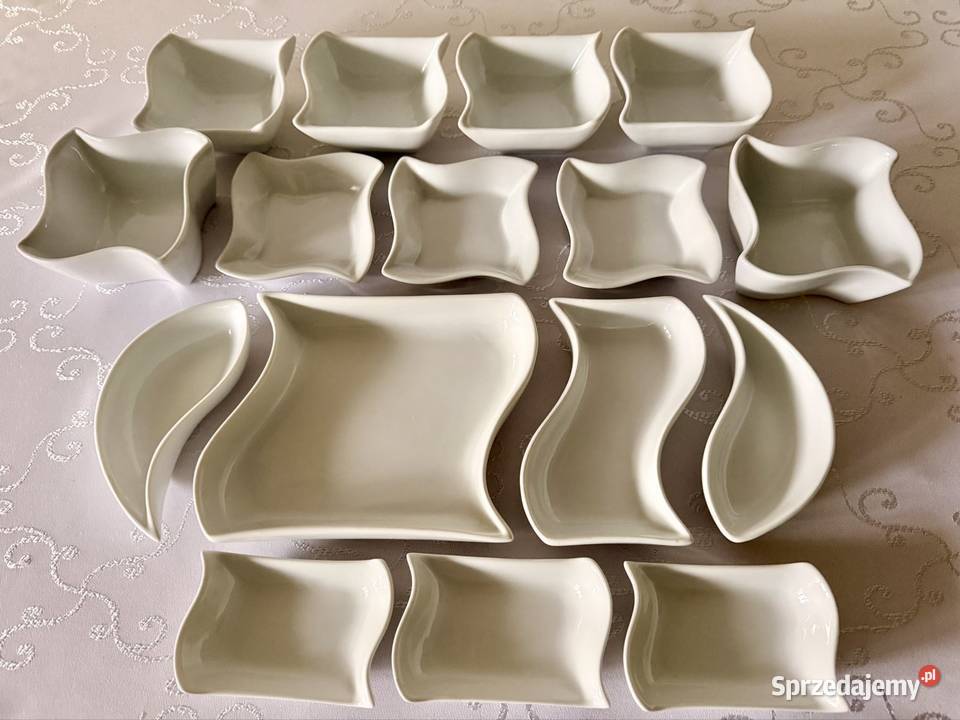 Zestaw porcelanowych salaterek i pater falistych