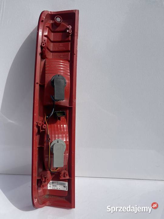 RENAULT TRAFFIC  PRIMASTAR PRAWA LAMPA TYŁ Ostroróg