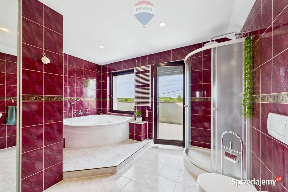 Dom z krytym basenem i pięknym ogrodem sprzedam