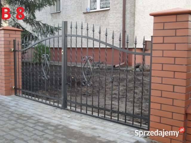 Brama wjazdowa skrzydłowa kuta do domu posesji Kraków