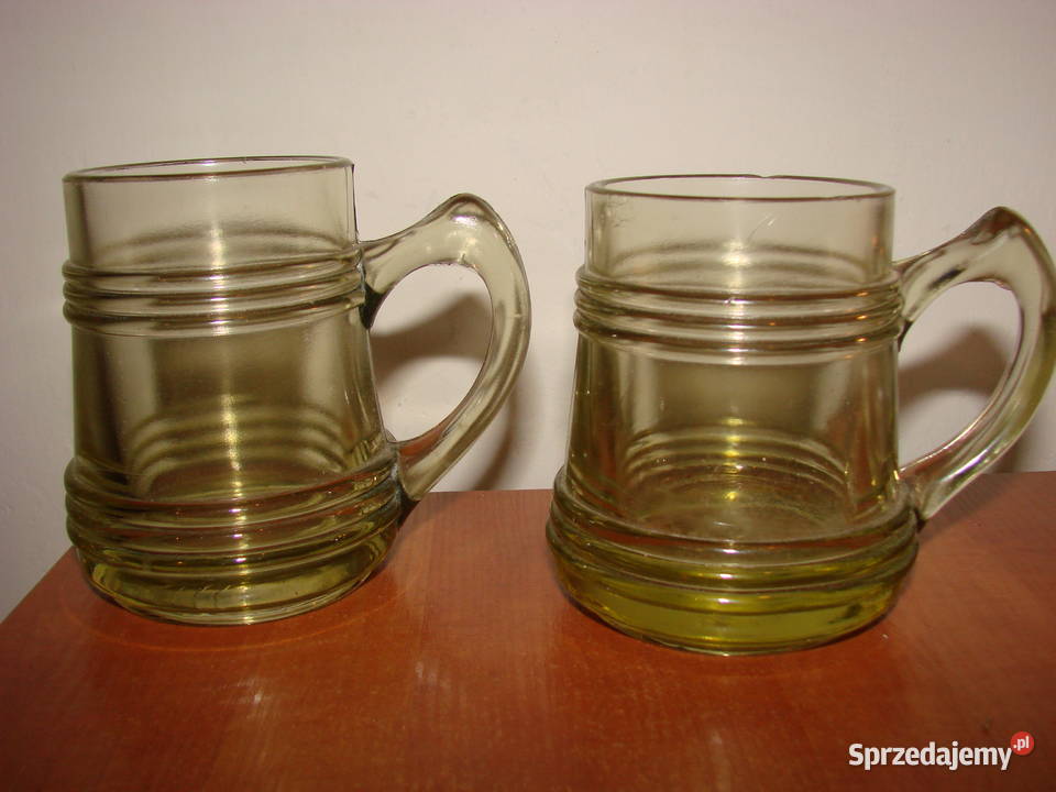 mały stary szklany kufel