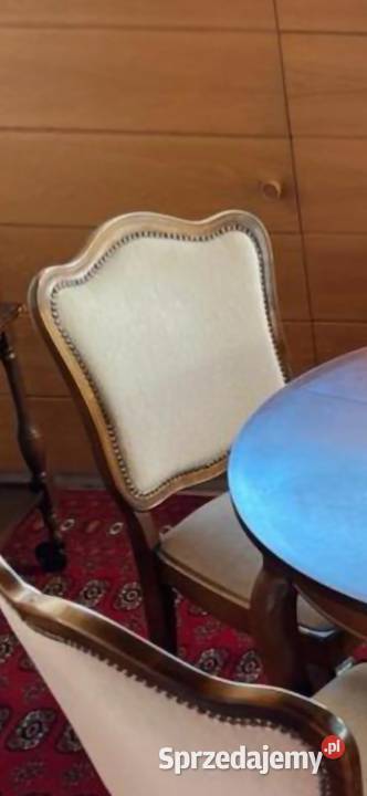 Piękny stół z 4 krzesłami