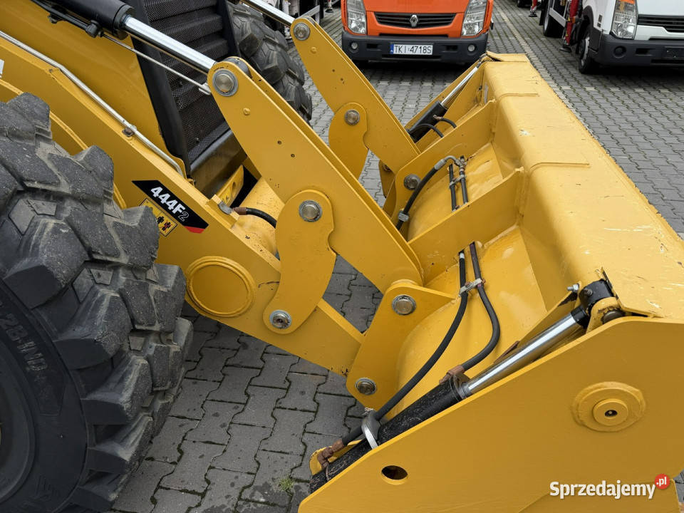 na równych kołach Caterpillar 444F Sterowanie na 2796h