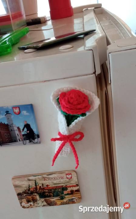 Różyczka wykonana na szydełku magnes na lodówkę Łask