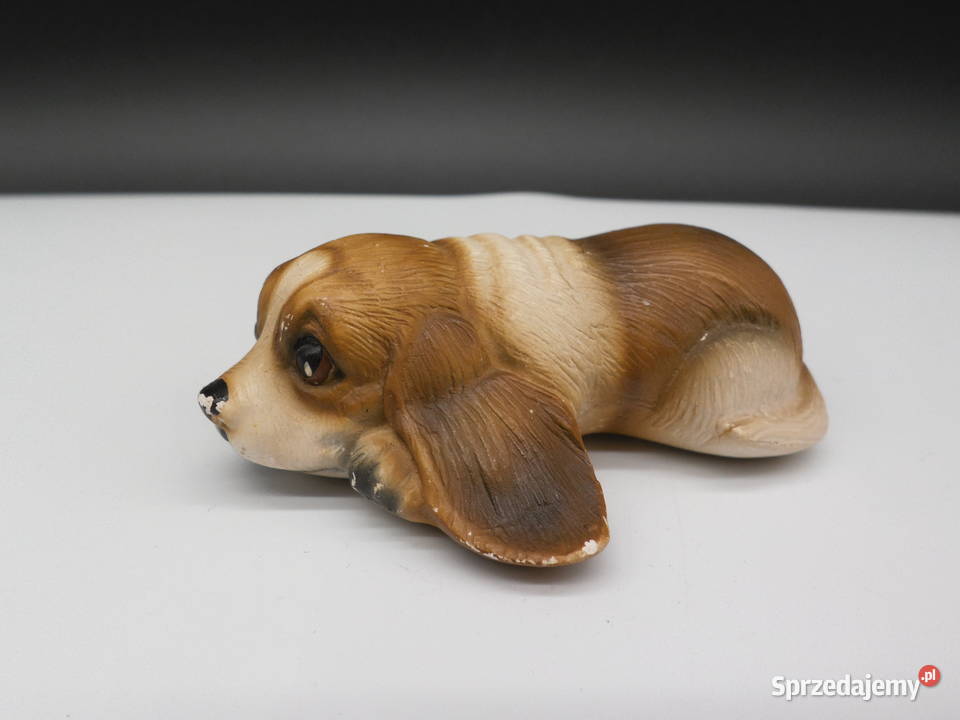 Stara ceramiczna figurka leżący piesek Basset Antyki