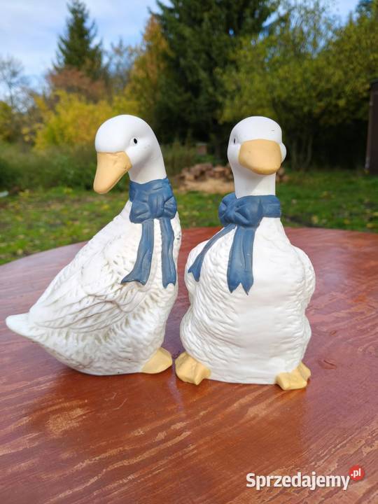 Ceramiczne figurki przedstawiające białe gęsi Wrocław