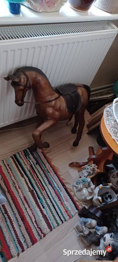 KOŃ ZE SKÓRY CIĘŻKI DAWNE CZASY PRLU JEDNA NOGA Figurki i rzeźby wielkopolskie