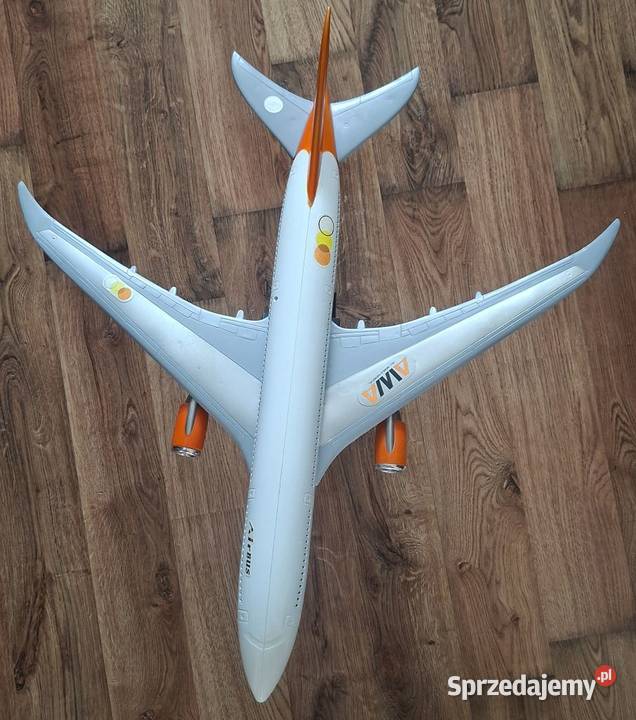 Duży samolot pasażerski AirBus z napędem jeździ Zielona Góra