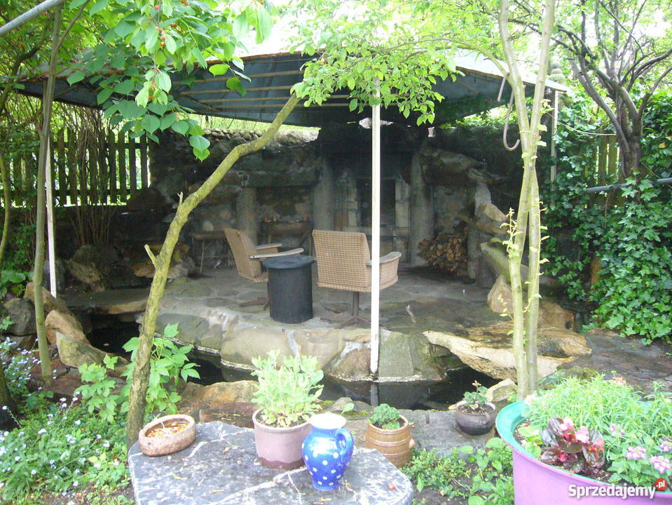 dom z ładnym ogrodem