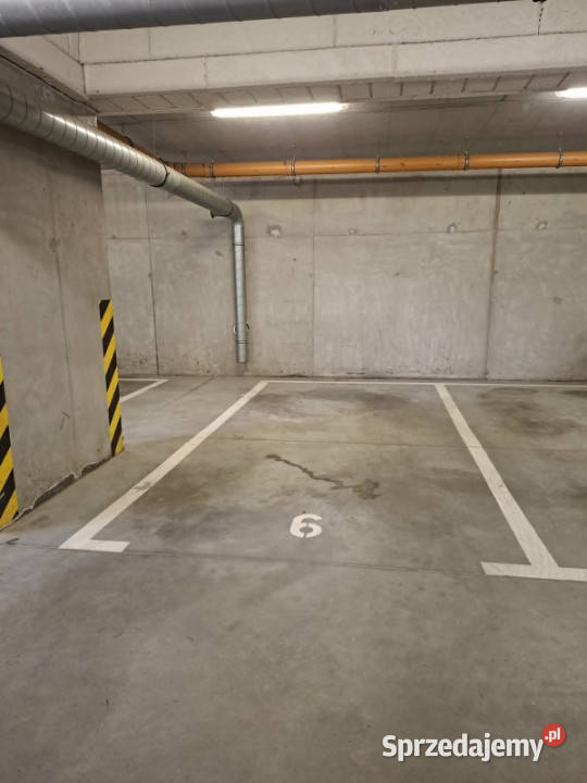 Duże miejsce parkingowe w garażu podziemnym Szczecin