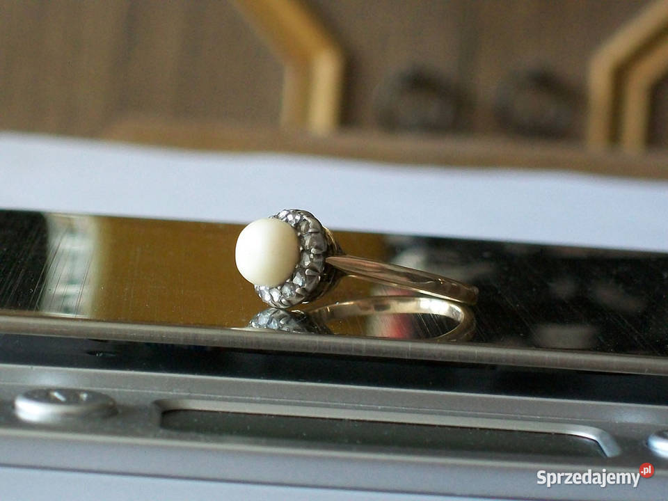 Złoty Pierścionek z Białym Koralem Diamenciki Brzeg
