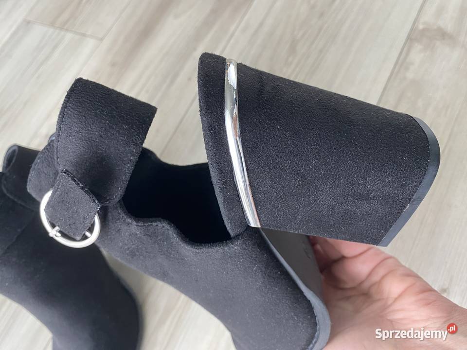 Nowe czarne sandały zamszowe na obcasie klocku czarny