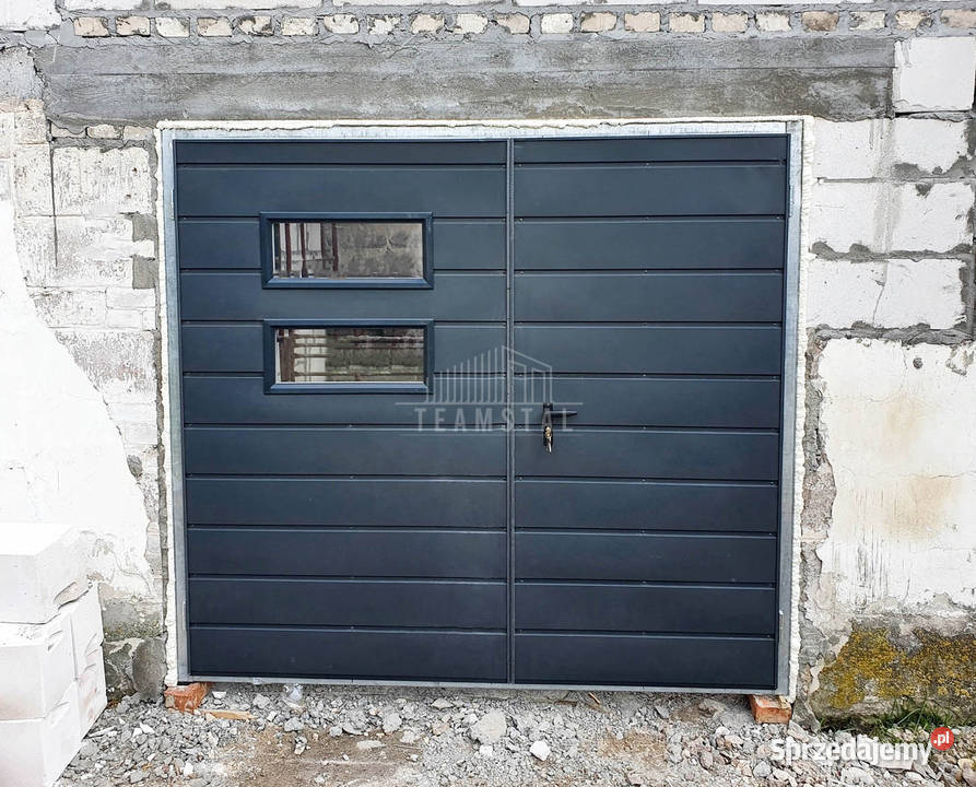 Bramy garażowe ze świetlikiem na wymiar