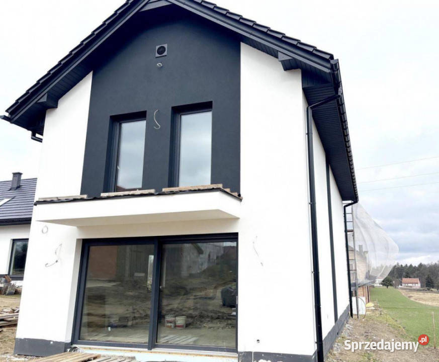 Szarów dom wolnostojący garaż