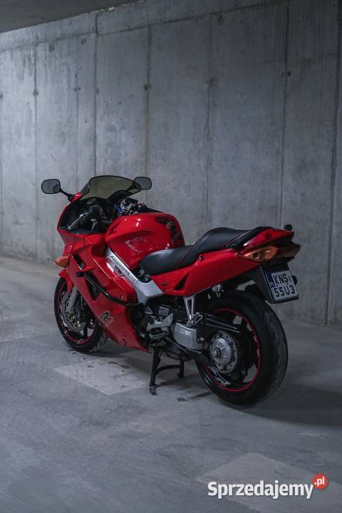 Honda VFR 800 FI Interceptor wystrojona na Power bagażnik