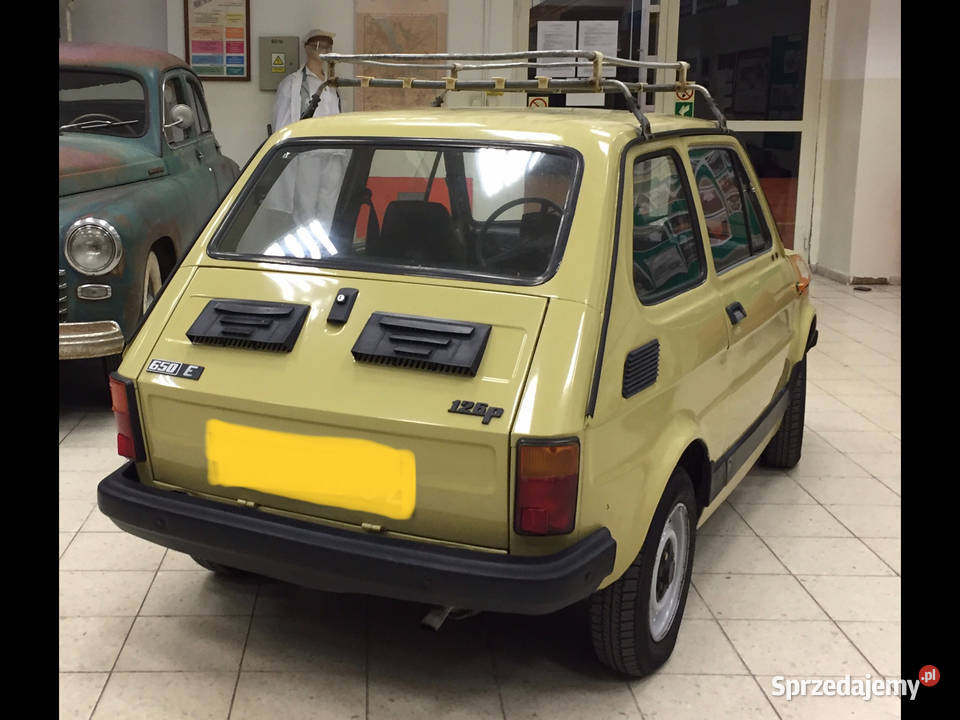 Fiat 126p ST, kapliczka, żółte tablice, zabytek Warszawa