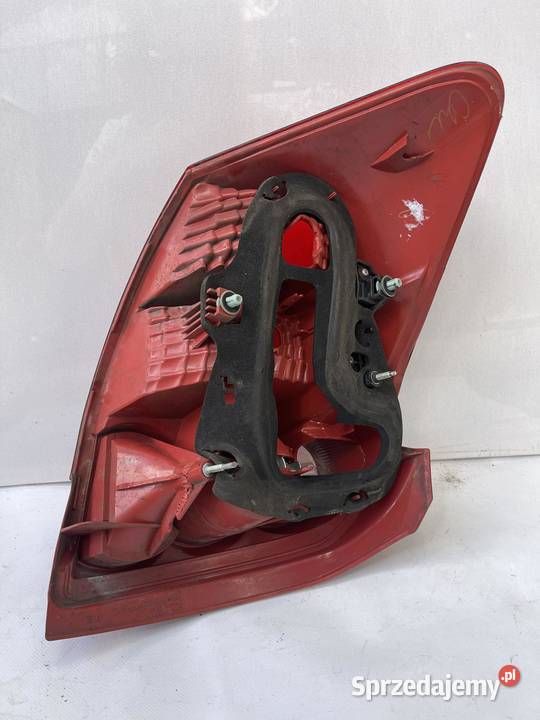 TOYOTA AURIS PRAWA LAMPA TYŁ Lampy przednie