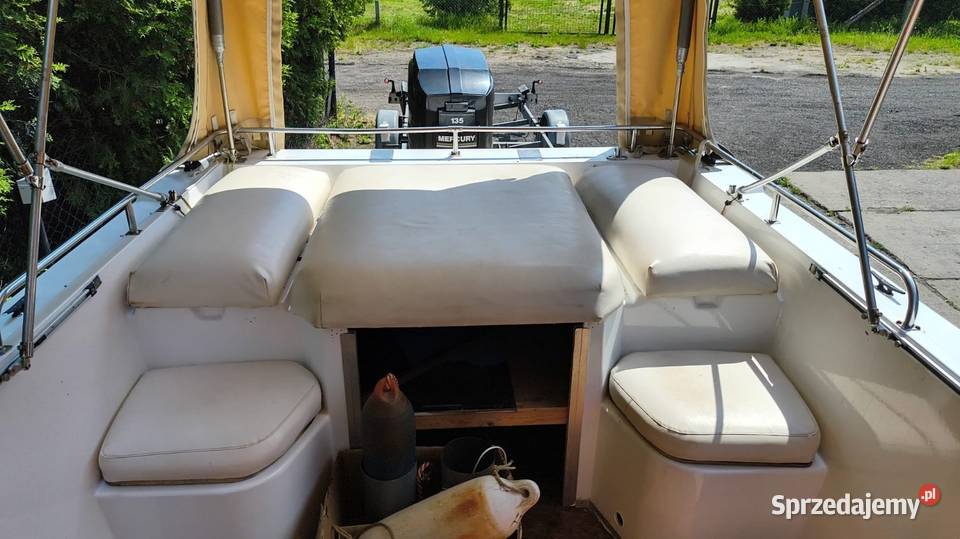 Motorówka z przyczepą i silnikiem