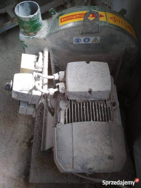 Śrutownik ssąco tłoczący młynek