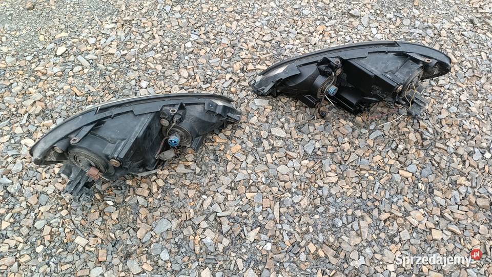 Lampa prawa przód przednia Toyota Avensis Verso Radłów
