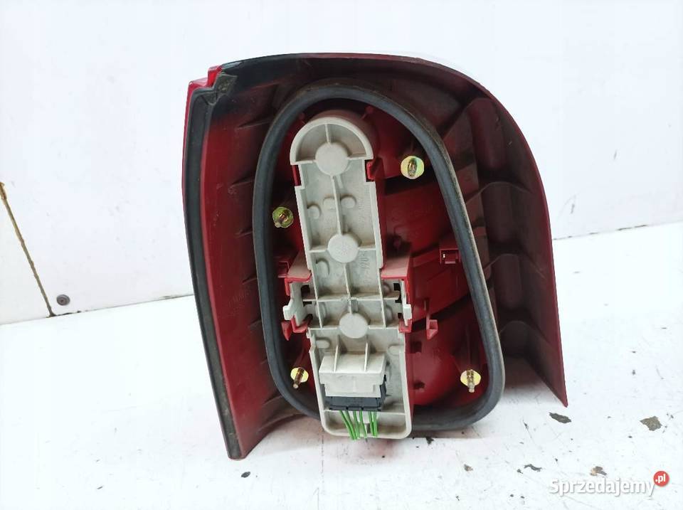 LAMPA TYŁ PRAWA KOMBI AVANT Audi A4 I 19942001 osobowe świętokrzyskie