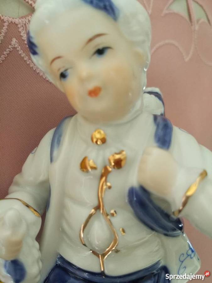 Figurka z porcelanychłopiec z winogronami małopolskie Ropa