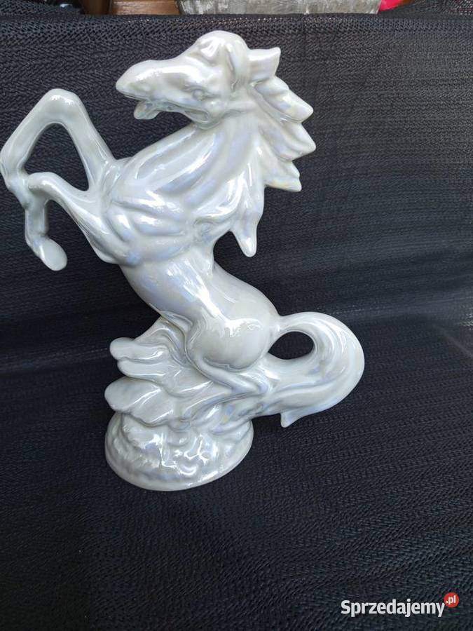 Pięnkną porcelanowa figurkę przedstawiającą Warszawa sprzedam