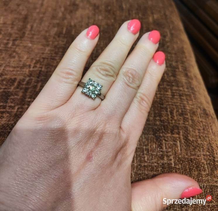 Pierścionek białe kryształki