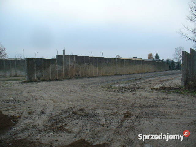 Wybetonowany plac ze ścianami oporowymi przy drodze woj. 163 Kołobrzeg
