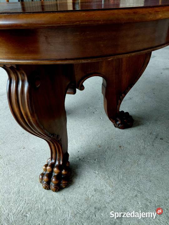 Stolik z nogami zakończonymi motywem łap 500