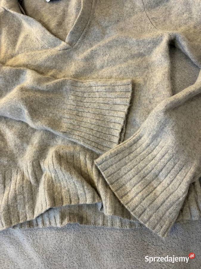Sweter z kołnierzem kołnierzykiem i dekoltem w Swetry i golfy