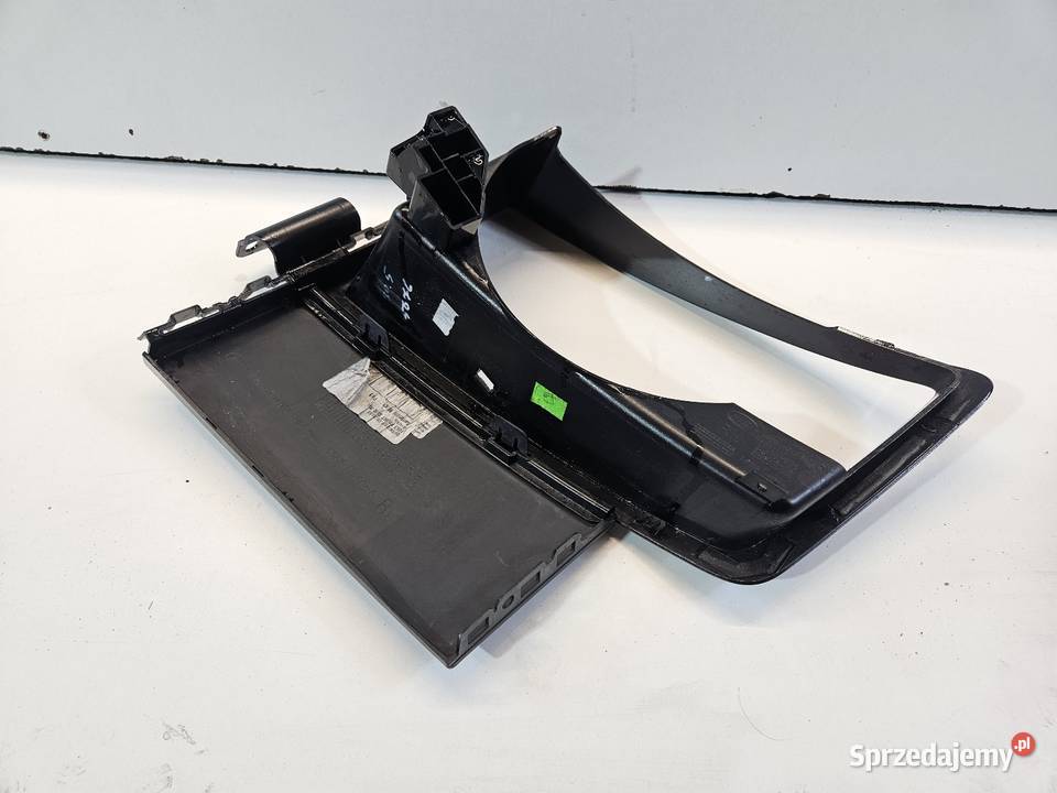 LAND ROVER DEFENDER II RAMKA OSŁONA LAMPY PRAWY Międzychód