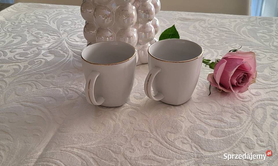 Delikatne ręcznie malowane porcelanowe filiżanki