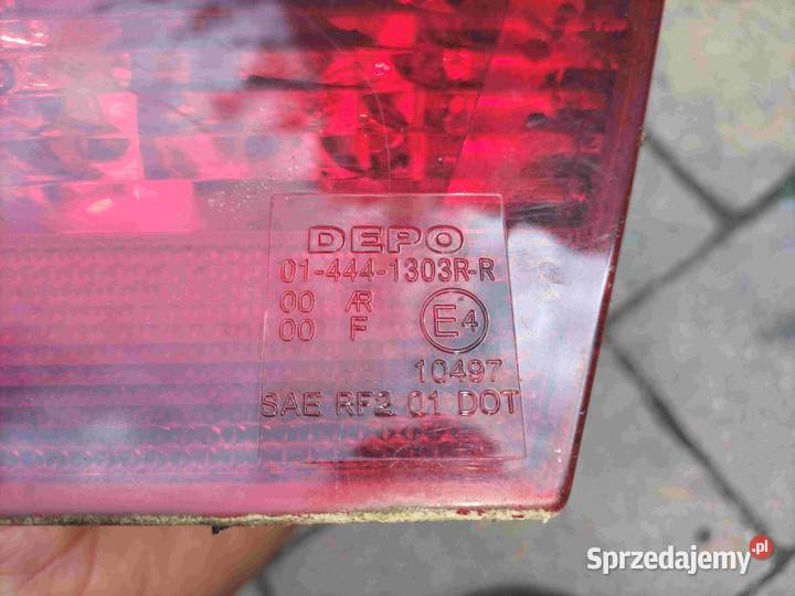 Lampa tylna z oprawką w klapie prawej stronie Lampy tylne Poręba