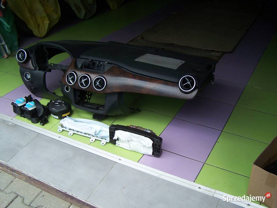 Deska rozdzielcza z poduszkami i pasami do śląskie