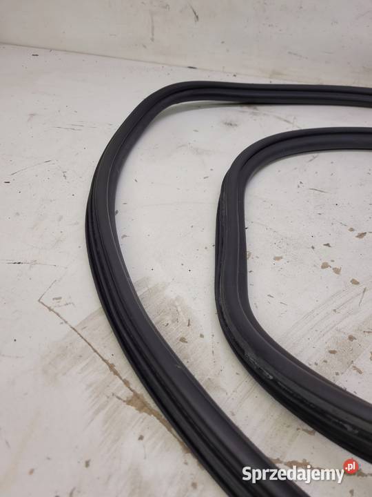 USZCZELKA DRZWI PRZÓD PRAWY LEWY AUDI Q5 Przystajń