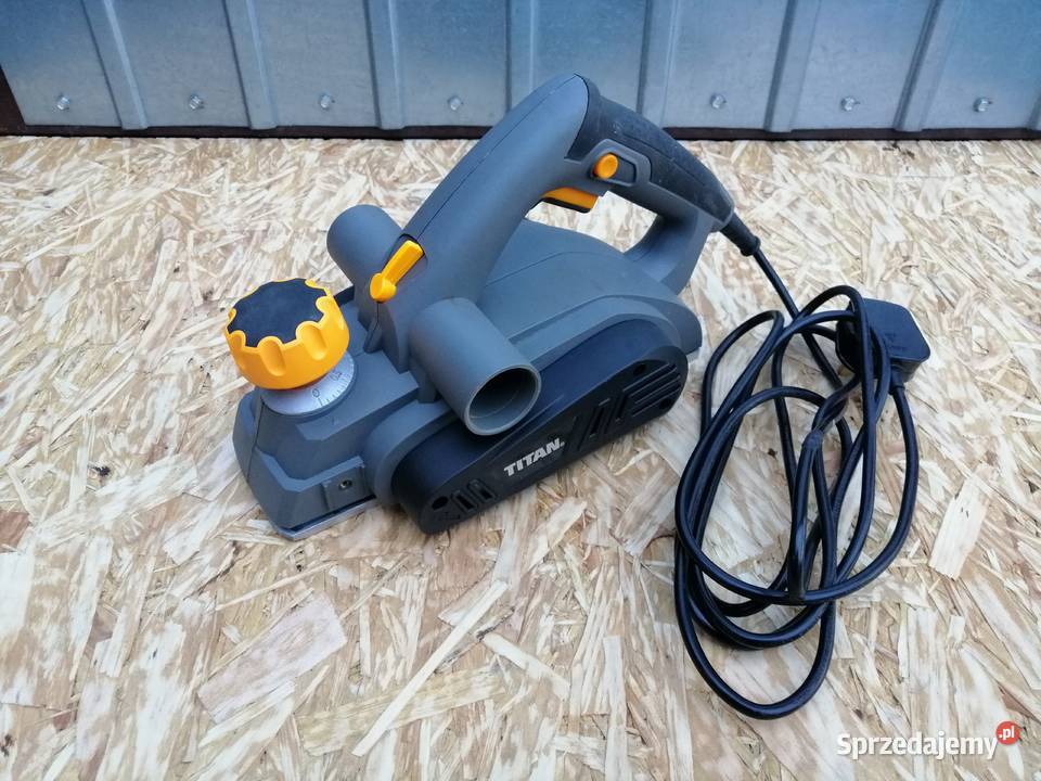 STRUG ELEKTRYCZNY TITAN TTB291PLN 900W Elektryczne Wyrzeka