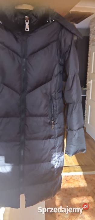 Czarny płaszcz zimowy z kapturem który posiada