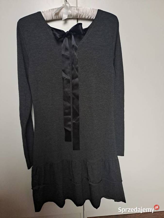 Sukienka z tkaniny sweterkowej z falbankami i Warszawa