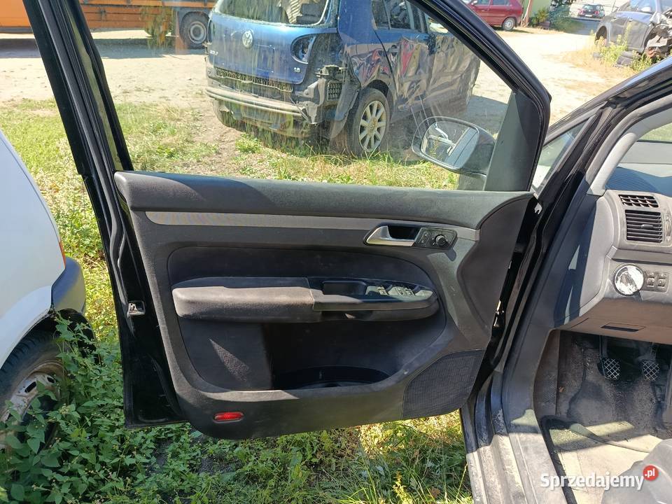 Volkswagen Touran 19 77 kW 2004 r dawca części wielkopolskie Szklarka Myślniewska sprzedam