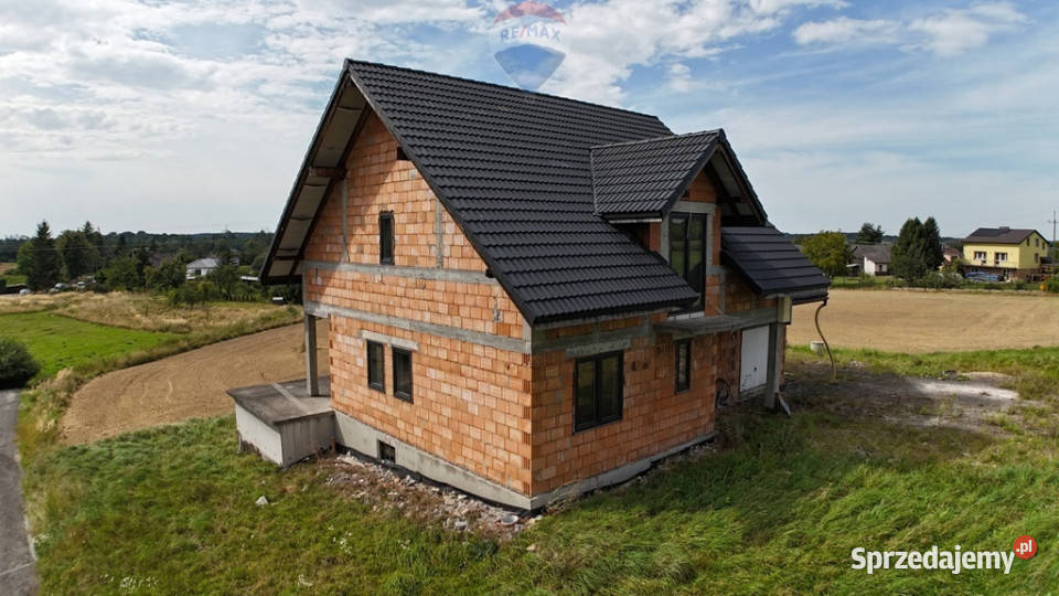 Przestronny dom do wykończenia na dużej działce Dębowiec