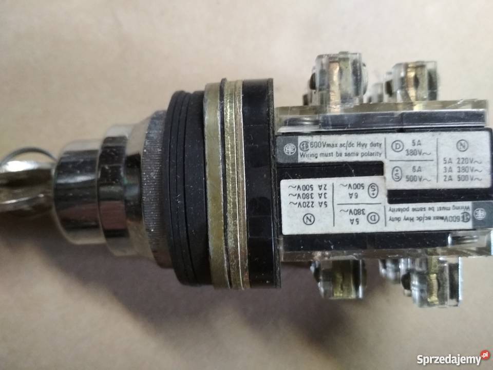 Przełącznik obrotowy z kluczykiem XB2ME 22 Szydłowiec