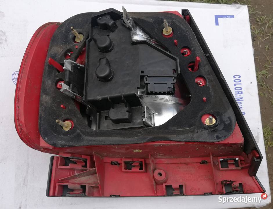 Audi a4 b5 lampy lampa tył pierwszy lift prawa Zagórz