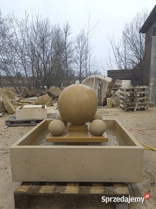 Fontanna z naturalnego kamienia piaskowca Kamienna Góra