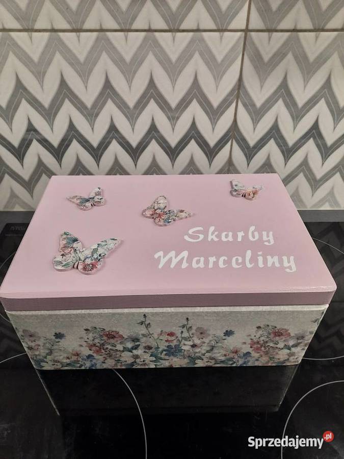 Kuferek kwiatowy z motylem różowy z imieniem opolskie Kędzierzyn-Koźle