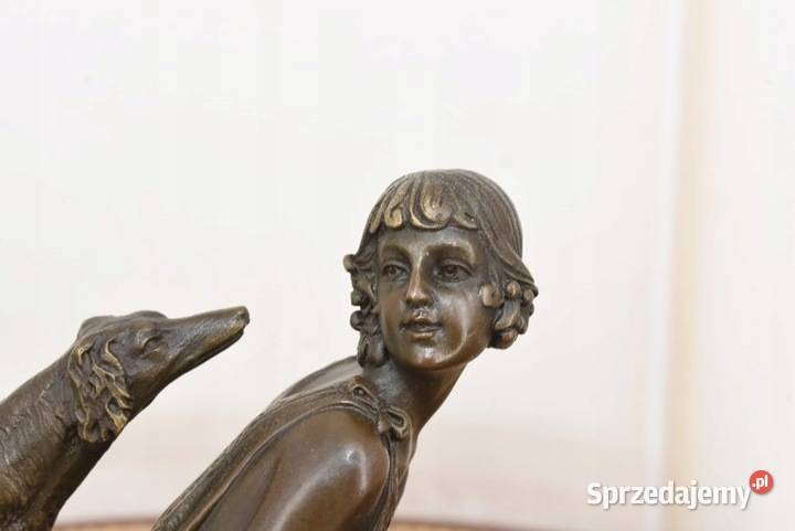 Siedząca Dziewczyna z Psem Chartem Figura z