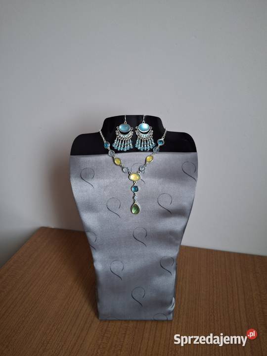 Piękny srebrny naszyjnik i kolczyki w stylu