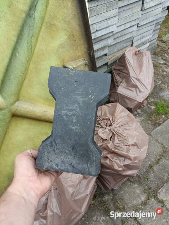 Odnalezione w garażu stare formy do kostki Sosnowiec