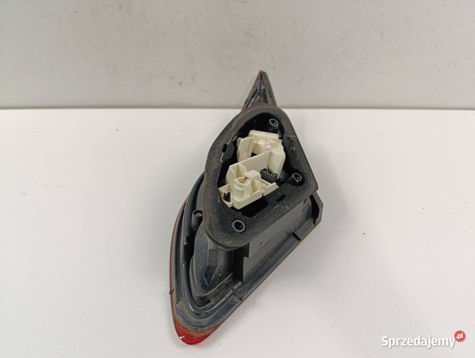 OPEL ASTRA J HB LAMPA TYŁ LEWA W KLAPĘ Światła stop